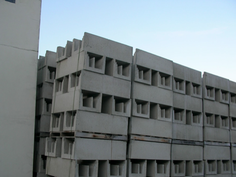 Installation circulating molds concrete