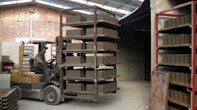 Mobile drier for concrete blocks